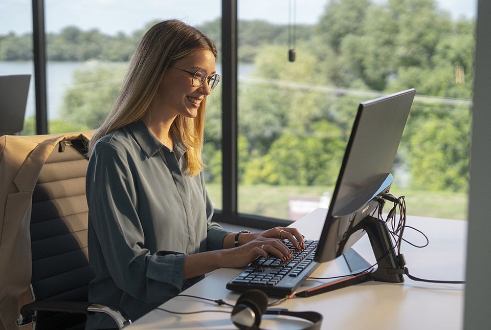 chica trabajando en un ordenador